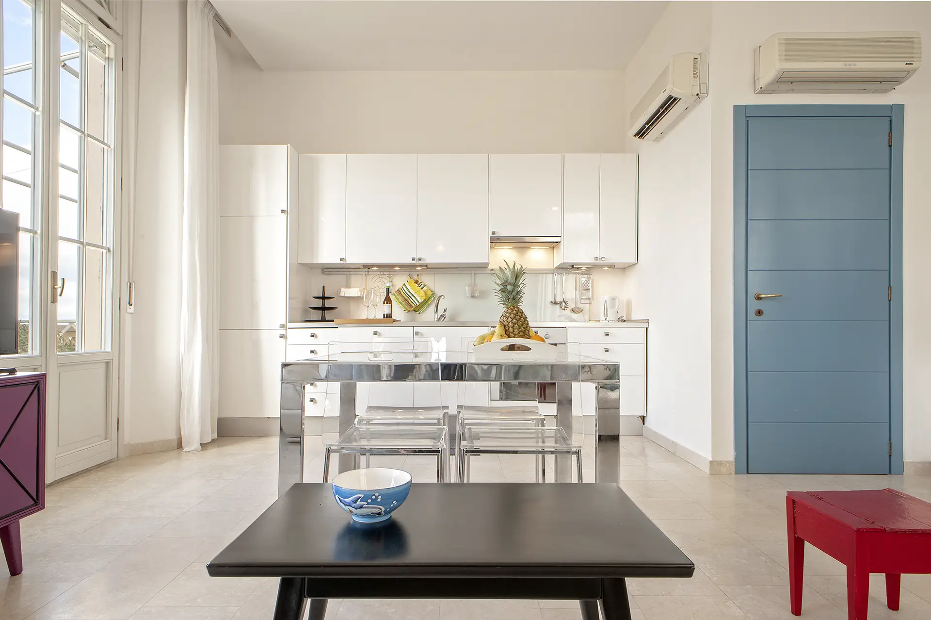 ordine e pulizia visiva per trasformare una cucina moderna in un ambiente accogliente