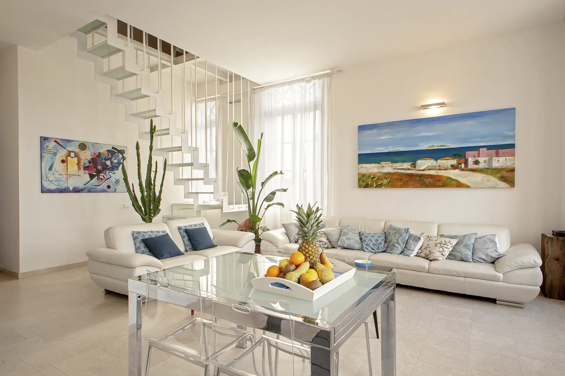 Prospettive ampie e luce naturale per raccontare l'armonia degli spazi aperti e del design moderno